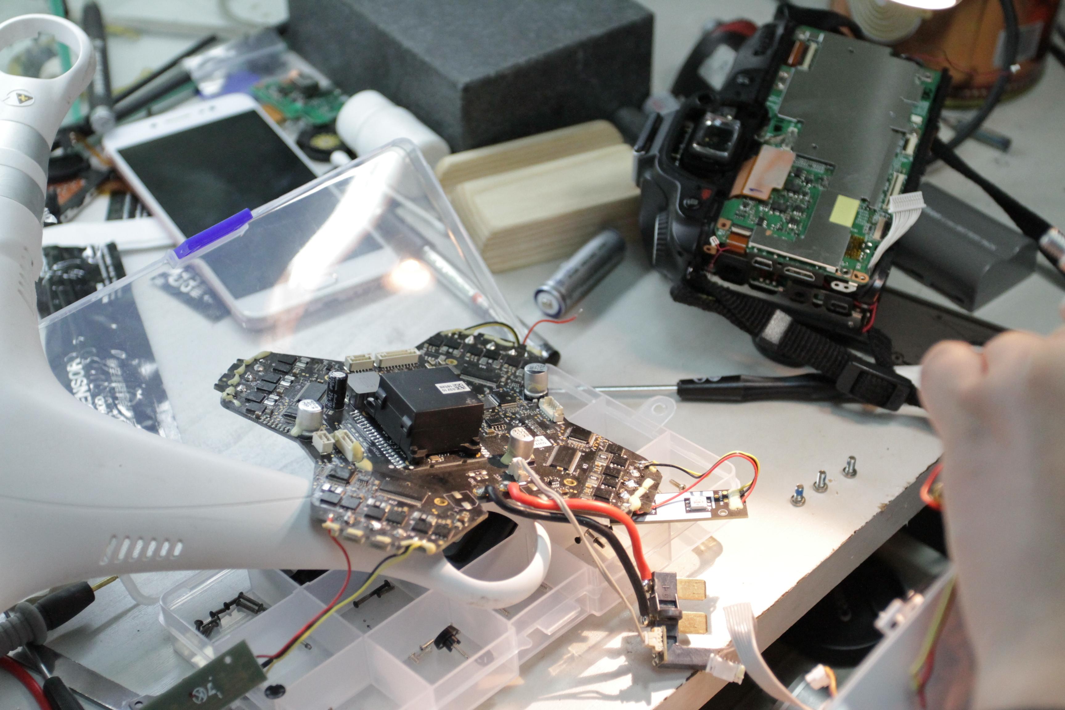 90后農(nóng)村小伙巧手修無人機(jī)，年修400臺圓城市夢